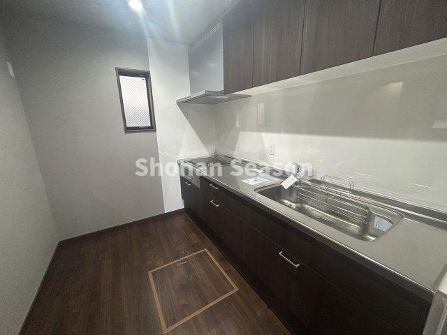 【キッチン】 | 上部にも収納があり、食器や調理器具などがたっぷり収納できますよ◎
床下収納は防災用具の収納にも便利です！