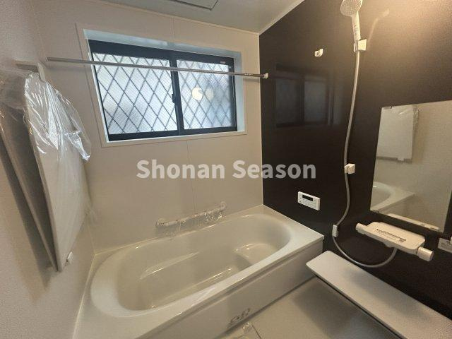 【浴室】 | 腰掛けられるタイプのステップ浴槽で半身浴も快適に。小さなお子様やお年寄りの方のご入浴も一層安心感がありますね。