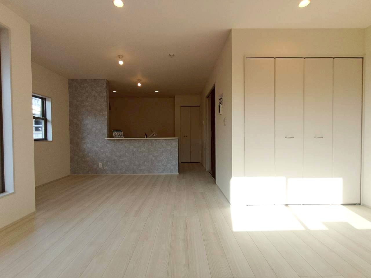 三郷市　幸房　新築戸建　　全1棟　の居間・リビング|広いリビングは家族が自然と集まる居心地の良い空間