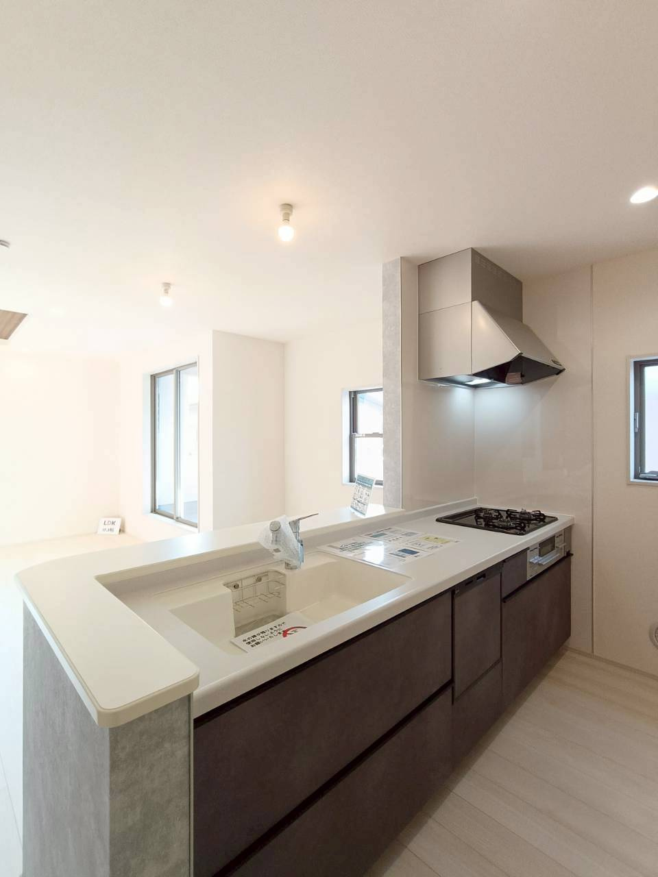 三郷市　幸房　新築戸建　　全1棟　のキッチン|キッチンからリビングが見渡せるので、お子様を安心して遊ばせながら家事ができますね