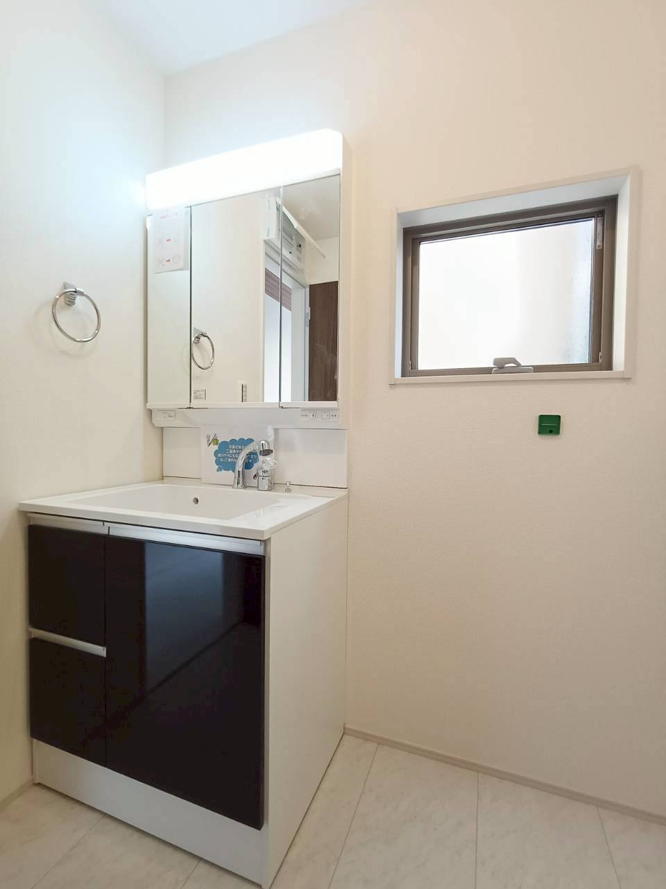 三郷市　幸房　新築戸建　　全1棟　の洗面所|脱衣スペースを含む空間はゆとりの広さ