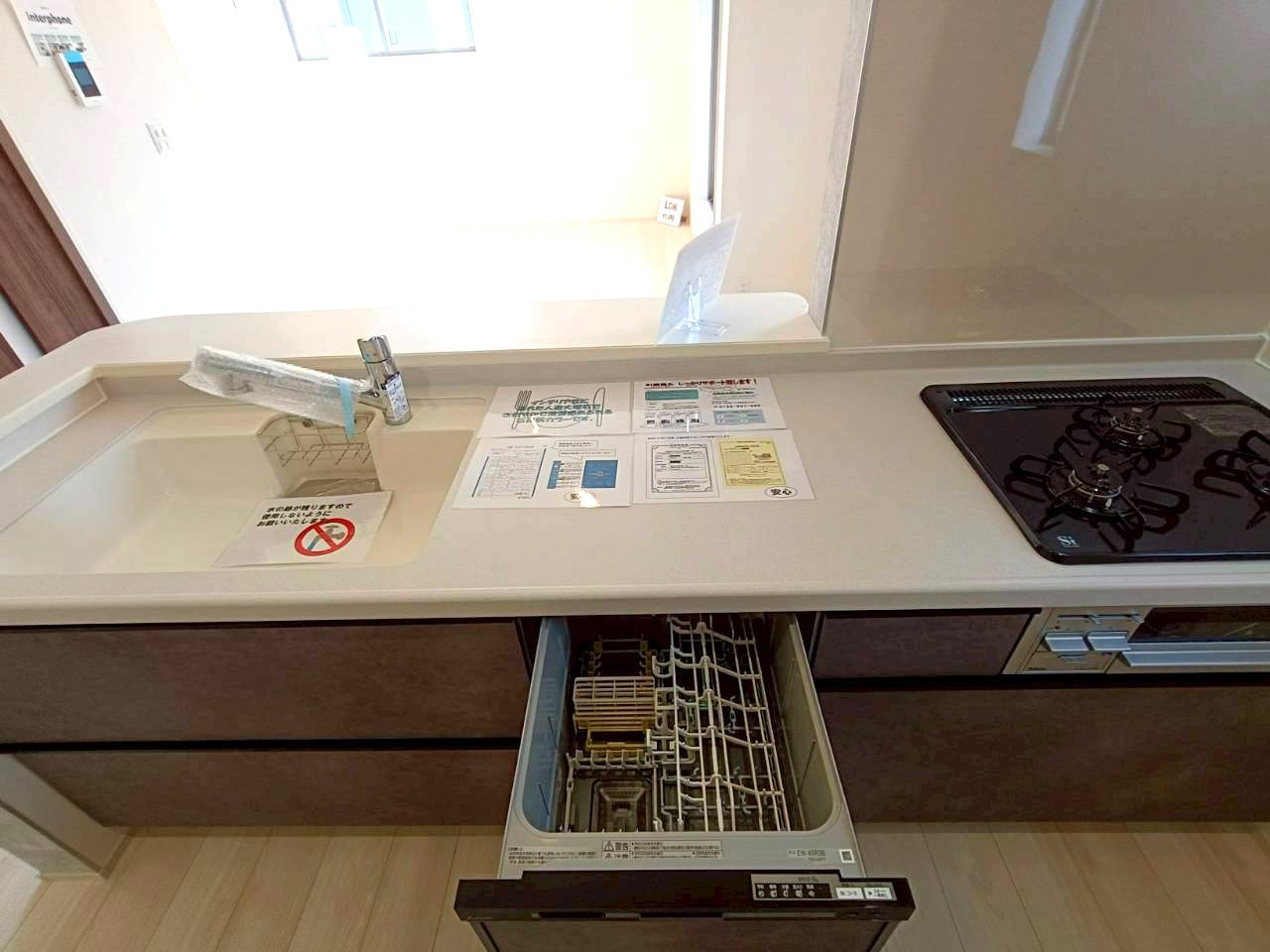 三郷市　幸房　新築戸建　　全1棟　のキッチン|食器洗浄機が後片付けをサポート！食事後の家族のくつろぎタイムをゆっくりもてます♪