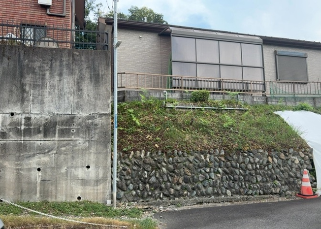 【外観】 | 家を建てる場合、方位は要チェックです。現実的に日当たりのよい家ならばリビングは南側、建築基準法でも北側に当たる家への配慮は求められています。土地を見学に行く際は、方位磁針を持って行くようにしましょう。