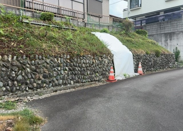 【外観】 | 土地を買う際、住む地域の自治体や福祉の補助制度にも注目してみましょう。子供や老人の医療補助やゴミ出しのルールなど、自治体によってルールに大きな違いがあるため、暮らしやすい土地で判断するとよいでしょう。