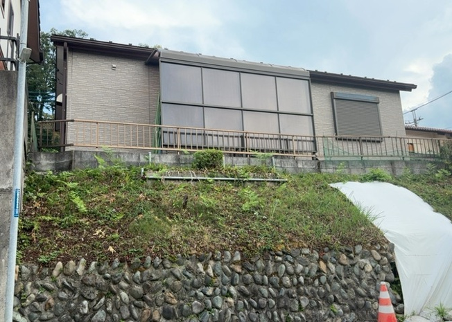 【外観】 | 土地の前の道路に消火栓が設置されていることがあります。この場合、道路交通法第45条第1項により、駐車禁止の場所が指定されています。そのため、車庫などの駐車スペースをつくることができない場合があります。