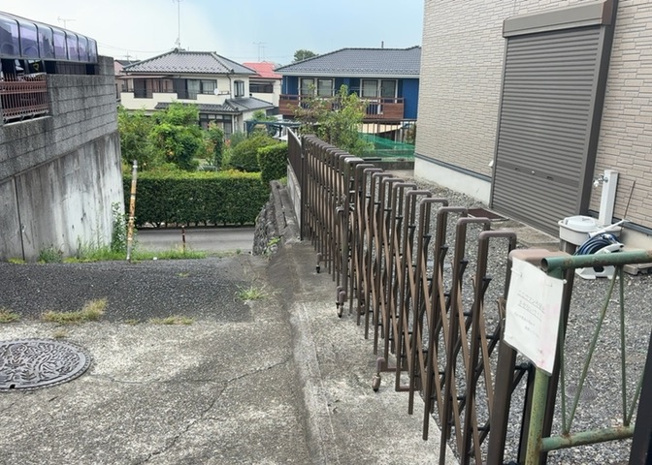 【外観】 | 人が暮らすうえで日光は大切な要素となります。日当たりの良さは譲れないポイントですね。併せて近くに大きな建築物の建築予定がないか、あるいはそれが可能な土地が近くにないか事前に確認することもお勧めします。
