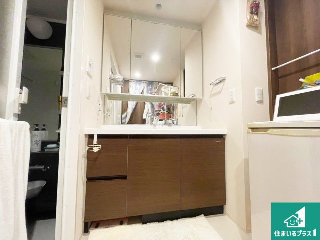 ブランズさくら夙川の独立洗面台|清潔感のある洗面台です。フラットな鏡は掃除がしやすく毎日清潔！鏡裏には収納があるのでスッキリとした洗面台が保てます。