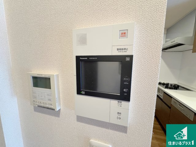 ブランズさくら夙川の防犯設備|カラーモニターインターホン！声だけでなく来訪者の姿や顔がモニターで確認できるので、小さなお子様がいらっしゃるご家庭でも安心できます！