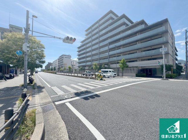 ブランズさくら夙川の外観|周辺は閑静な住宅街！前面道路広々で車の出し入れも便利です。駐車が苦手な方でも安心して車庫入れできます！