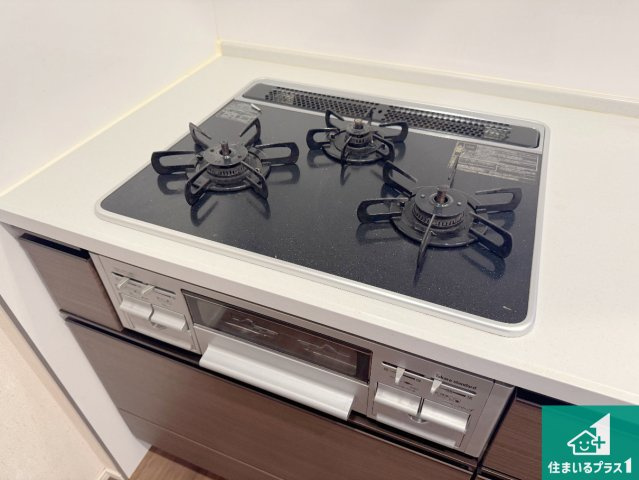 ブランズさくら夙川の設備|ダブル高火力Ｓｉセンサー付きコンロ！３口あるので、まとめて料理をする時も大活躍！
