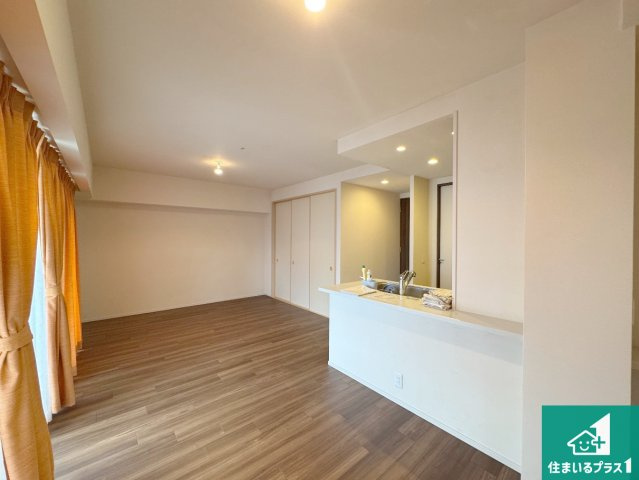 ブランズさくら夙川の居間・リビング|日当たり良好の明るいリビングで朝の目覚めもスッキリできそう！対面キッチンでご家族のコミュニケーションも自然と増える設計！小さなお子様が遊ぶスペースを作っても広々とくつろげるLDK！