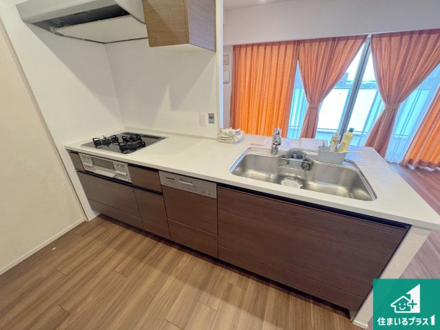 ブランズさくら夙川のキッチン|子供を見守りながらお料理が出来るため家族のコミュニケーションか増えます♪スペースが広く確保されている為お子様が大きくなったときは一緒に料理を楽しめます♪