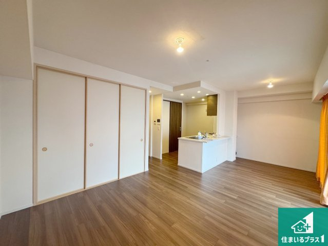 ブランズさくら夙川の居間・リビング|リビングと統一感があり、使い勝手のいいキッチン。広々としているので、二人並んで作業が出来ちゃいます。お子様と一緒に色々なお料理に挑戦できるスペースがあります。