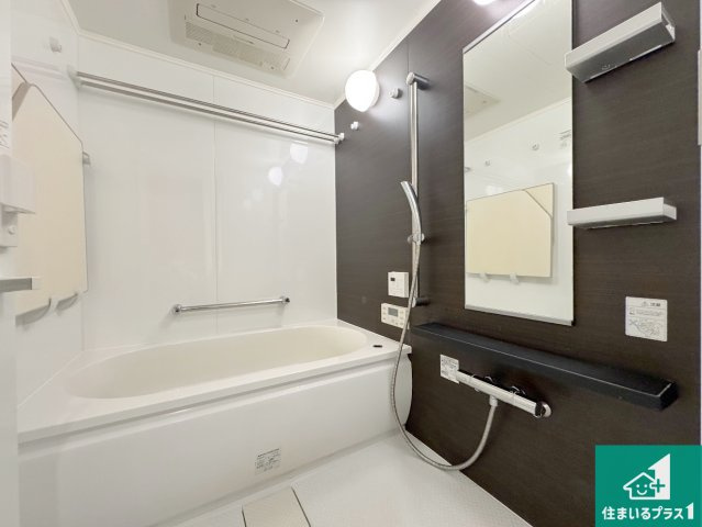 ブランズさくら夙川の浴室|足をゆったり伸ばして寛げる浴槽です。窓が設けられていますので差し込む光が明るく穏やかな雰囲気にしてくれます♪浴室乾燥機も設置しているので、雨の日の洗濯物も安心です♪