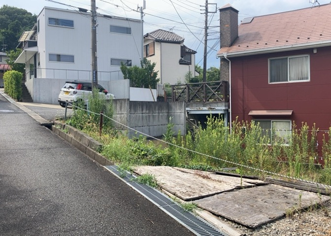 【外観】 | 土地購入を検討されている場合、境界杭がない状態で購入してしまうと境界確定測量をする必要があり、費用がかかります。購入の前に、売主、隣土地所有者立ち合いのもと境界を確定し境界杭を設置するのがベストです。