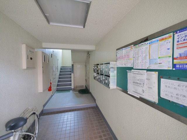 セカンドマンションのその他共用部分|集合ポストと掲示板です