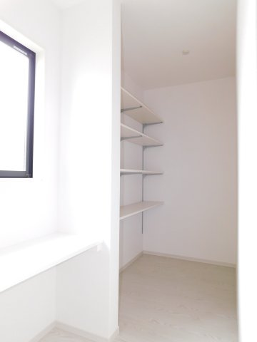 名古屋市南区赤坪町1期のその他|◇スタディカウンター＋収納◇　　お子様の勉強や作業スペースなどに使えるカウンター！　日用品などのストックに便利な可動棚の収納スペース完備！