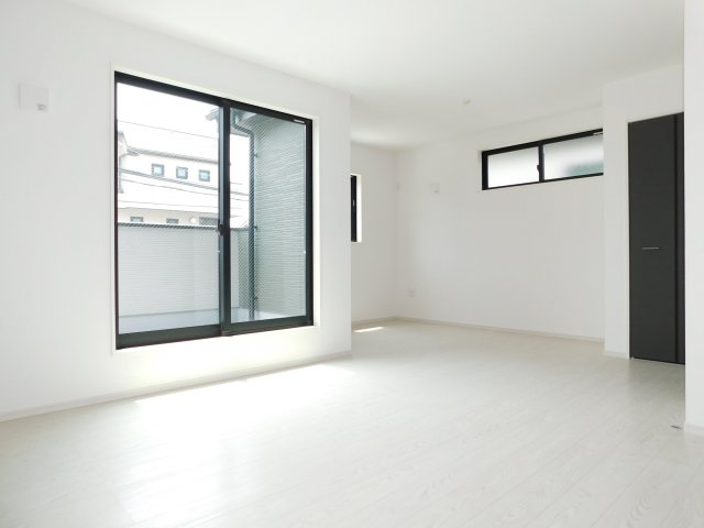 名古屋市南区赤坪町1期の洋室|◇洋室◇　　南面で明るい洋室１５．０帖　収納２ヶ所完備！　家族の成長に合わせて９．８帖と５．２帖の２部屋に変更可能です♪　バルコニー付き！