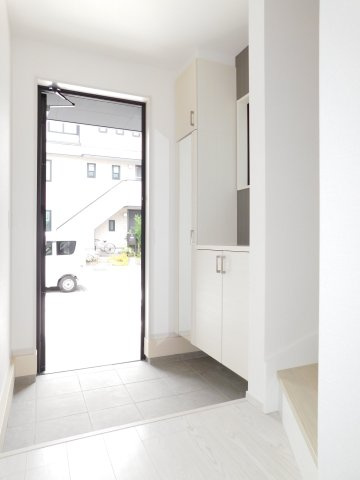 名古屋市南区赤坪町1期の玄関|◇玄関◇　　家族の履物がしっかり収納できるミラー付きシューズ収納！　