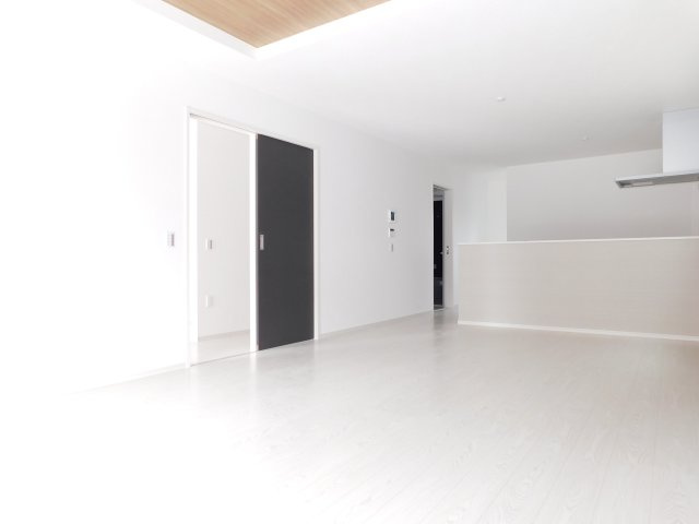 名古屋市南区赤坪町1期の居間・リビング|◇リビング◇　　南面で明るく広いリビング２２．０帖　アクセントクロスに合わせたインテリアを楽しむことができます♪　