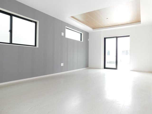 名古屋市南区赤坪町1期の居間・リビング|◇リビング◇　　南面で明るく広いリビング２２．０帖　折上天井のオシャレな空間♪