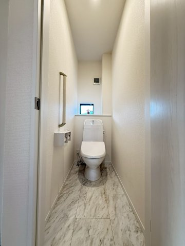 御殿場市御殿場８３番　新築戸建　全2棟　A号棟のトイレ