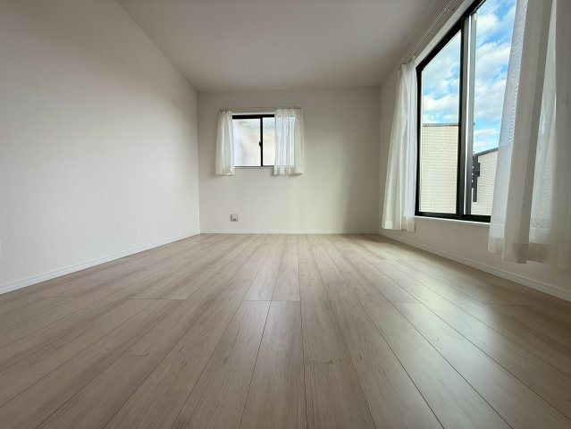 御殿場市御殿場８３番　新築戸建　全2棟　A号棟の洋室