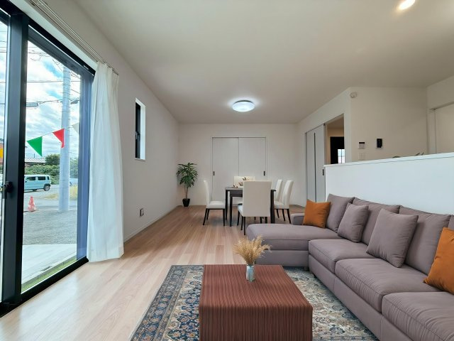 御殿場市御殿場８３番　新築戸建　全2棟　A号棟の居間・リビング|AI家具設置例となります。