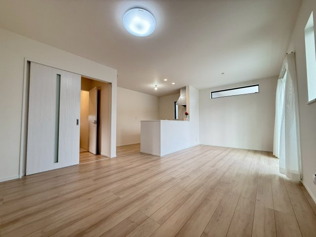 御殿場市御殿場８３番　新築戸建　全2棟　A号棟の居間・リビング