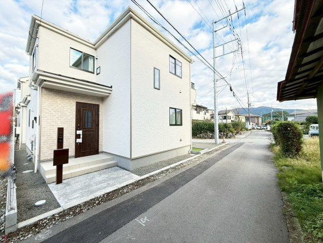 御殿場市御殿場８３番　新築戸建　全2棟　A号棟の前面道路含む現地写真