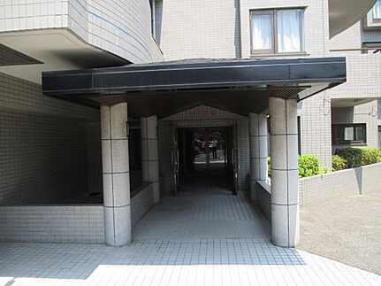 ヒルズ梅が台のエントランス