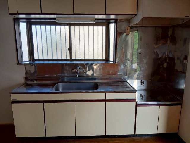 沢口町成川様貸家のキッチン|お料理しやすいキッチンです