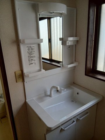 沢口町成川様貸家の洗面所|忙しい朝には欠かせない洗面所です