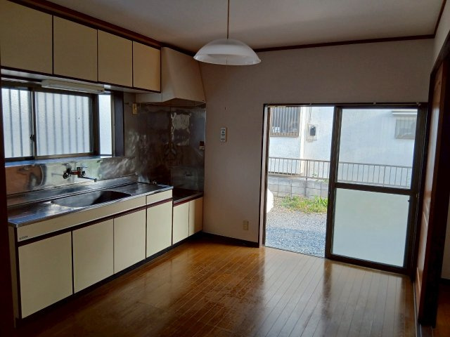 沢口町成川様貸家の居間・リビング|こちらの居間で趣味の時間をお楽しみください