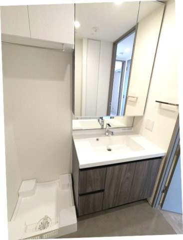 BRANSIESTA上野の洗面所|トイレと独立した洗面室、2面鏡付ハンドシャワー付洗面台、洗面台下にヘルスメーターストックスペースあります、洗面室の洗濯機置場は排水溝のお手入れがし易い様に中央手前に配置し、足高の防水パンです