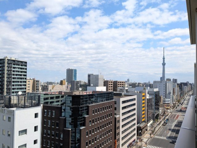 BRANSIESTA上野のバルコニー|13F、上層階のバルコニーからスカイツリー隅田川花火見えます