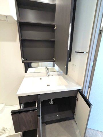 BRANSIESTA上野の設備|トイレと独立した洗面室、2面鏡付ハンドシャワー付洗面台、洗面台下にヘルスメーターストックスペースあります