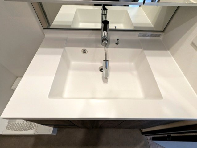 BRANSIESTA上野の設備|トイレと独立した洗面室、2面鏡付ハンドシャワー付洗面台