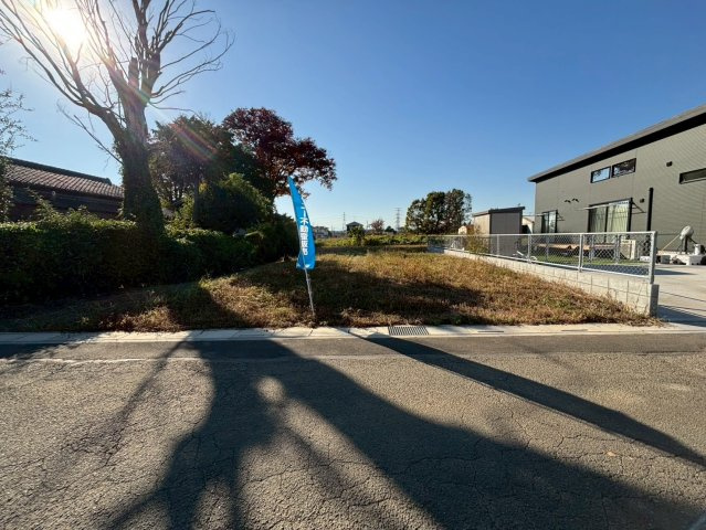 土地　坂戸市横沼　の前面道路含む現地写真|前面道路幅 約5m