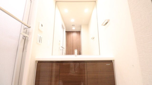 【独立洗面台】 | 【独立洗面台】三面鏡裏収納でばらつきやすい小物類も収納できるので、見た目もすっきり◎