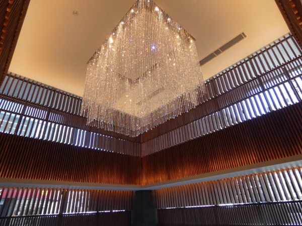 【エントランス】 | 【エントランスホール】象徴的な、迫力のあるシャンデリアが帰宅時・外出時に出迎えてくれます！