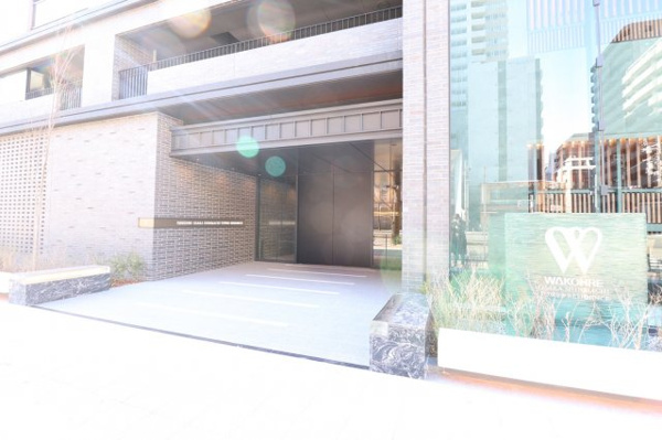  | 【エントランス外観】重厚感あふれるブラウン調の外観！「なにわ筋」に面したTOWER！