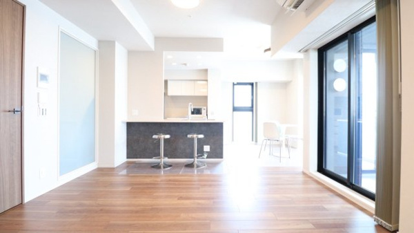 【居間・リビング】 | 【リビングダイニング】約24.2帖の開放的なLDK！床暖房付で、寒い冬も快適に過ごせます◎