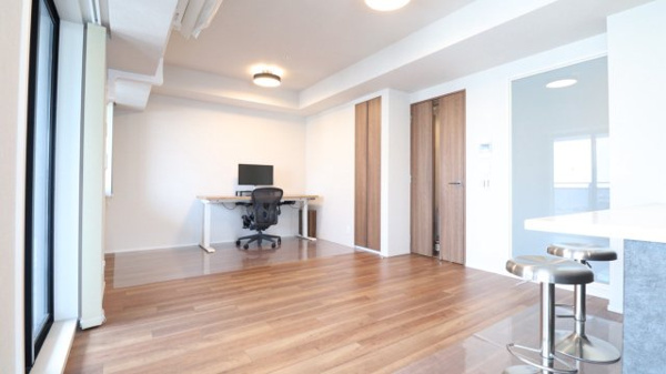 【居間・リビング】 | 【リビングダイニング】窓からたくさんの陽が差し込み、お部屋全体がとても明るく、暖かみある空間☆