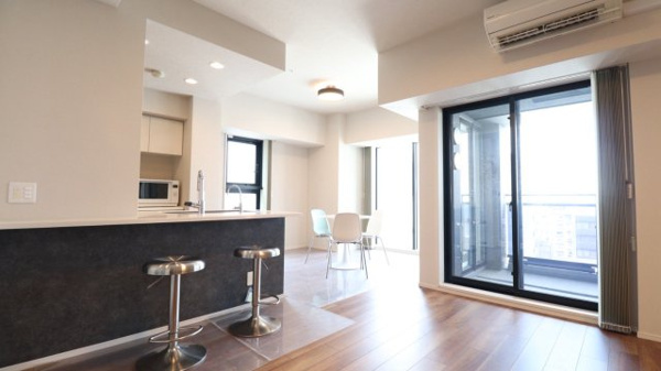 【居間・リビング】 | 【リビングダイニング】窓からたくさんの陽が差し込み、お部屋全体がとても明るく、暖かみある空間☆