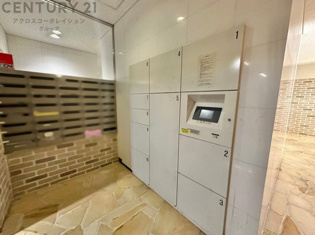 宅配ボックスは荷物の受け取りや配達が便利で安全です。不在時でも荷物が確保され、盗難や損傷のリスクが減少。受け取り時間の柔軟性が向上。外出先からでも荷物の受け取りや預けが可能となります。
