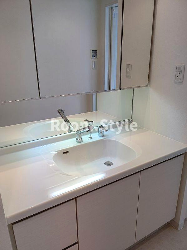 ゼファー北小岩クリアスの独立洗面台|毎日の身だしなみチェックに欠かせない洗面所は、清潔感の溢れる上品なデザイン。