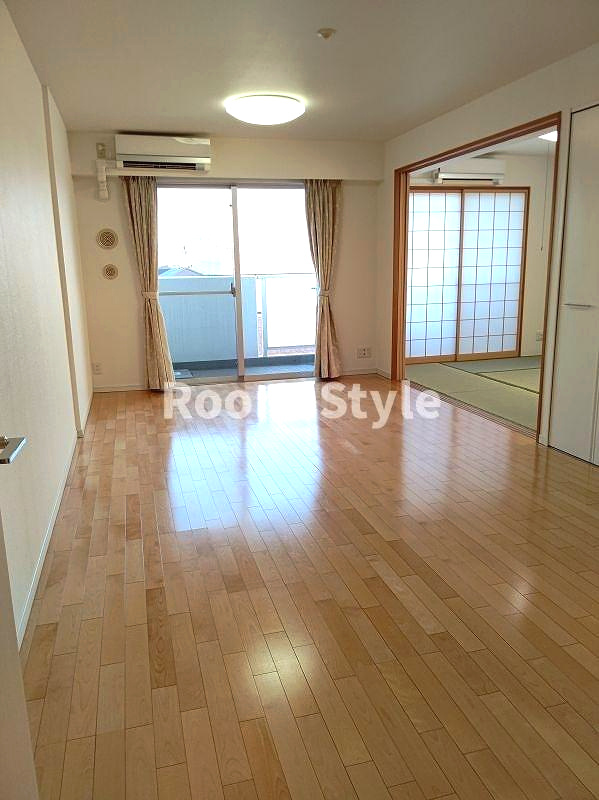 ゼファー北小岩クリアスの居間・リビング|家族と過ごすひと時を溢れる光が優しく包み込むリビングダイニング。