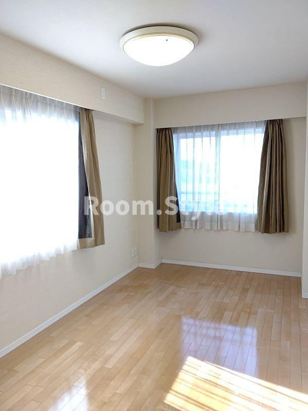 ゼファー北小岩クリアスの洋室|光差し込む空間は安心感を感じさせます。ゆっくりくつろぎのひととき。