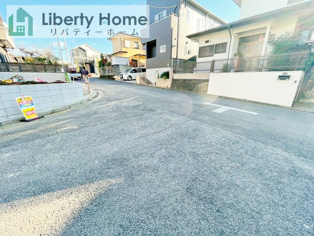 牛久市田宮町27期　新築戸建　の前面道路含む現地写真